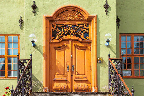 玄関ドアの塗装を専門家に任せるべき理由と塗装の流れ 外壁塗装駆け込み寺
