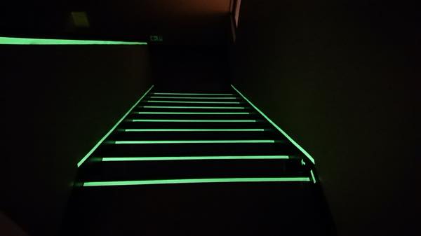 蓄光塗料の階段